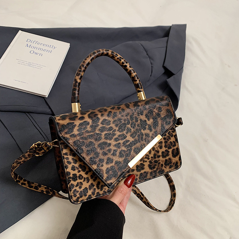 2024 otoño y invierno nueva moda leopardo moda cadena de personalidad estilo extranjero un hombro en diagonal bolso de mujer bolso cuadrado red