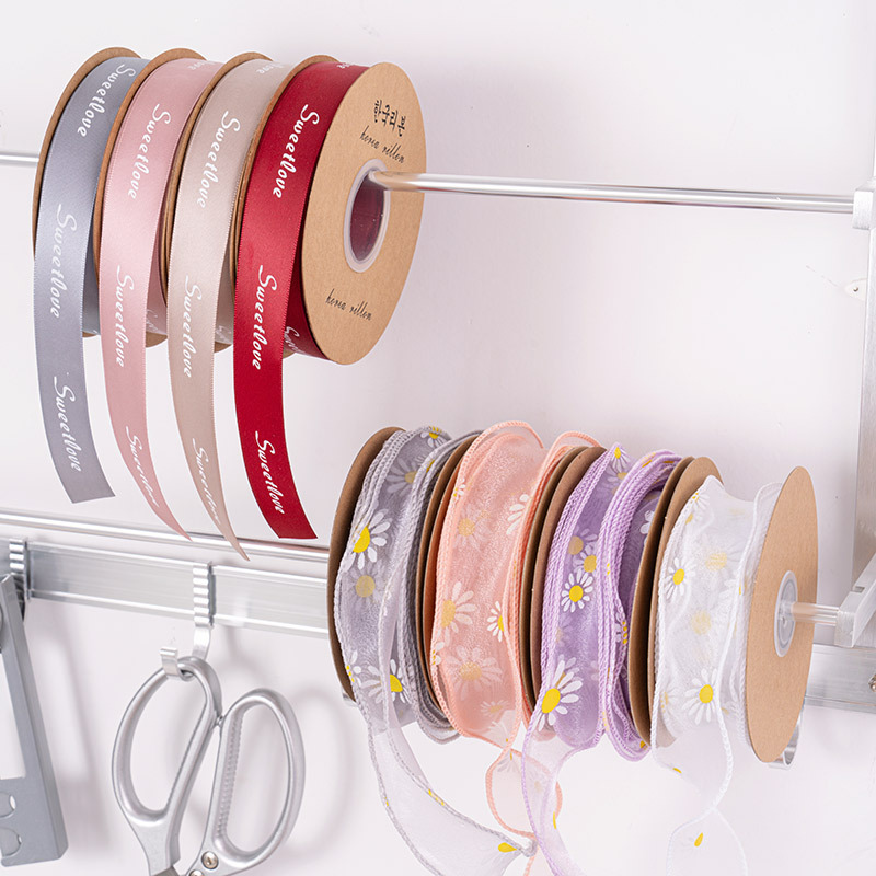 En stock pergamino al por mayor de la cinta floral montado en la pared de hierro estante de almacenamiento de rack estante de la cinta de la flor para la tienda de flores