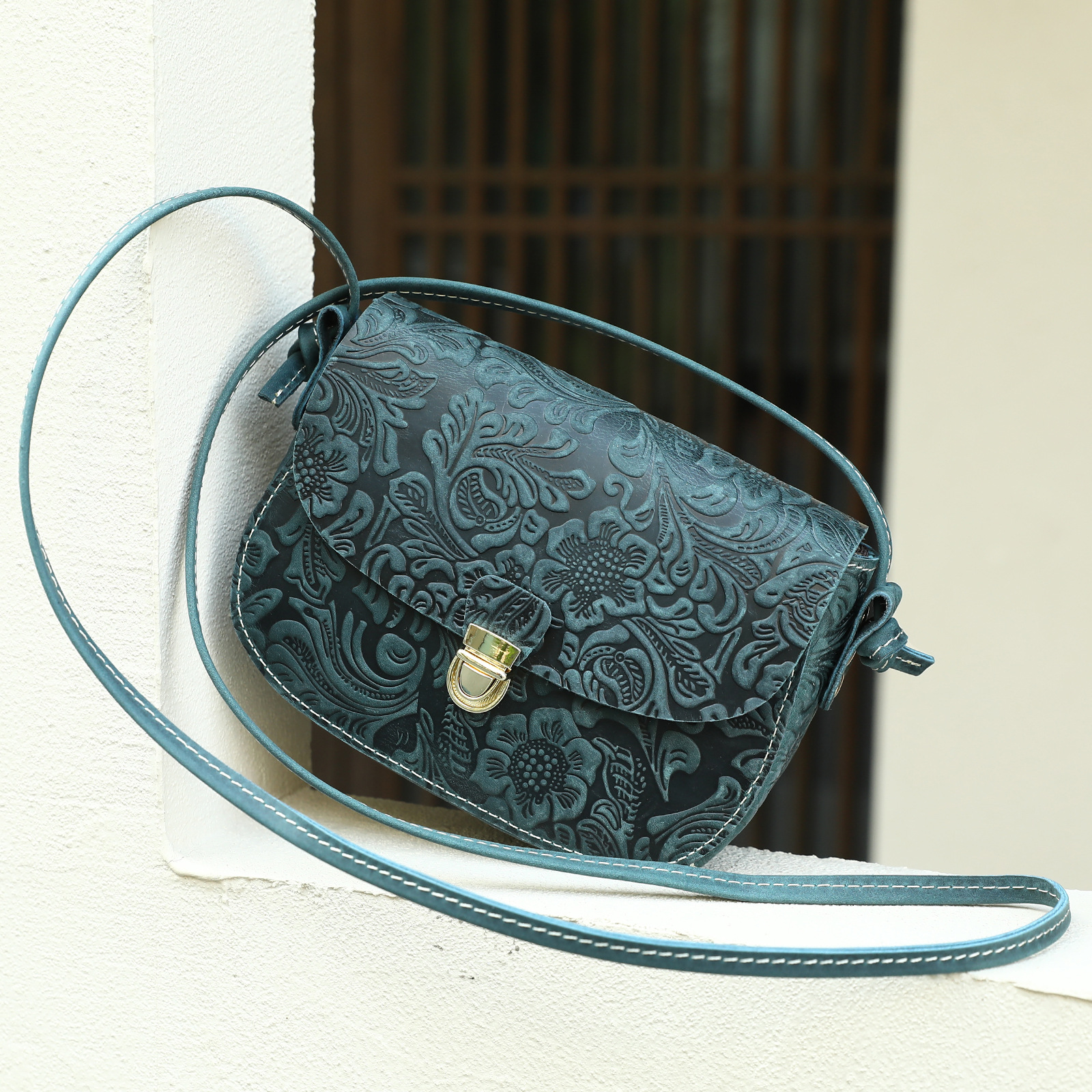 dập nổi màu xanh