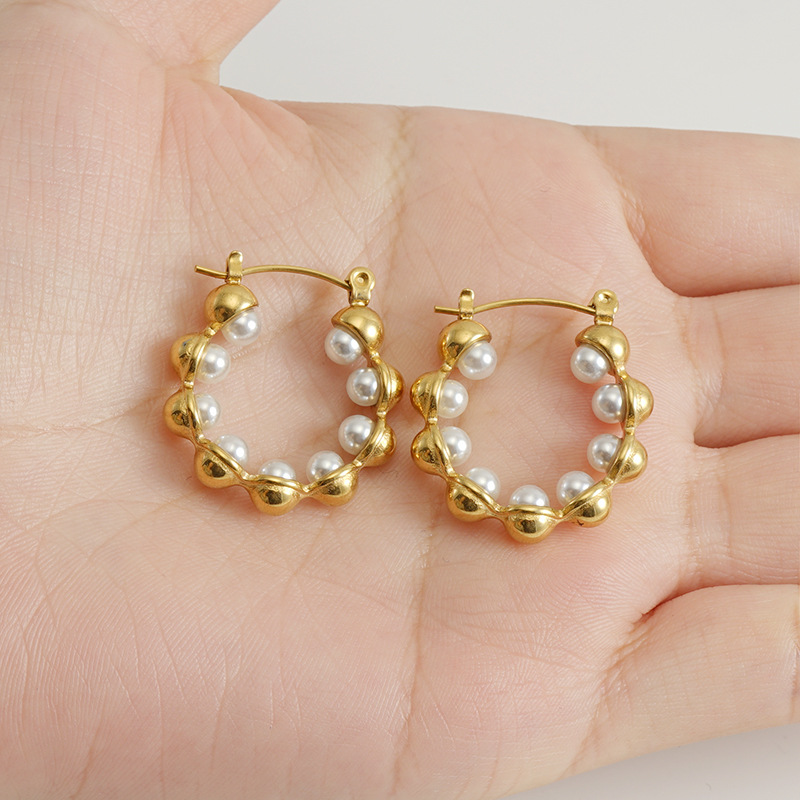 Moda europea y americana transfronteriza 18K pendientes de acero inoxidable de oro pendientes de perlas redondas pendientes de acero de titanio pendientes en stock al por mayor