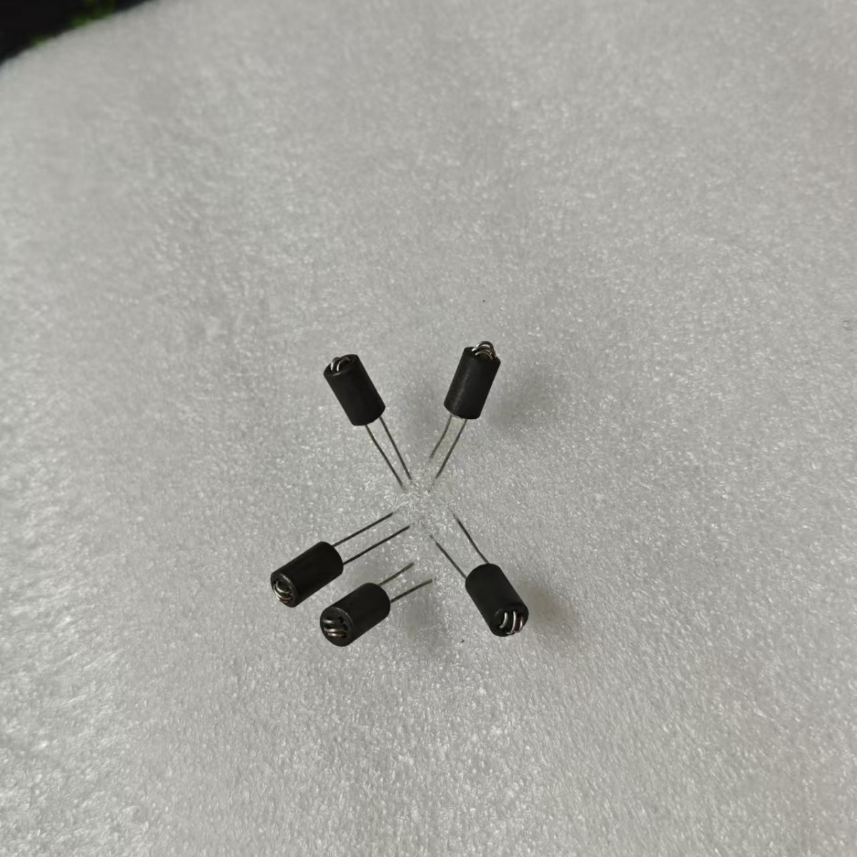 厂家直销R6H3T六孔磁珠3圈现货6*10MM宽频抗干扰电感插件电感器
