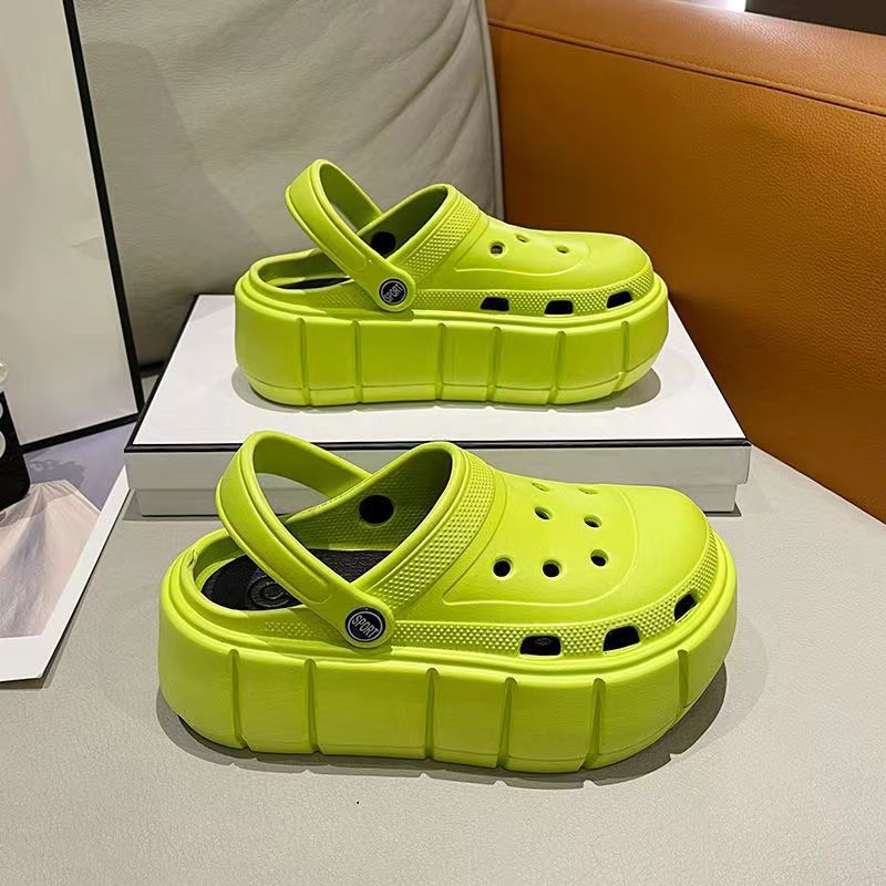 Zapatos de agujero de suela gruesa para mujer verano 2023 nueva celebridad en línea Princesa punta cerrada slip-on sandalias lindas ropa exterior para mujer