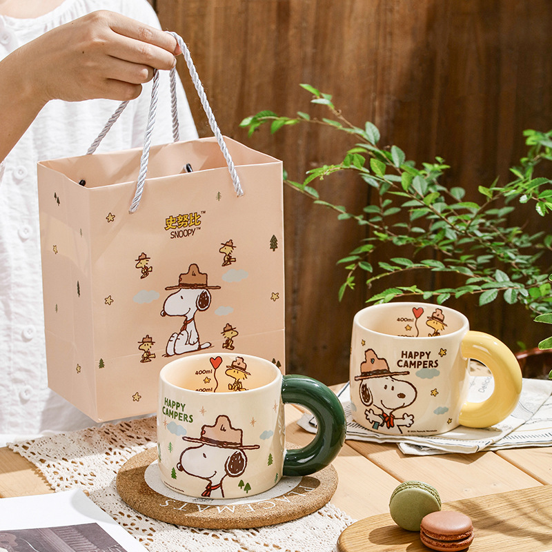 Snoopy serie al aire libre auténtica taza de cerámica encantadora caricatura de desayuno taza de agua de leche escala caja de regalo de alta calidad