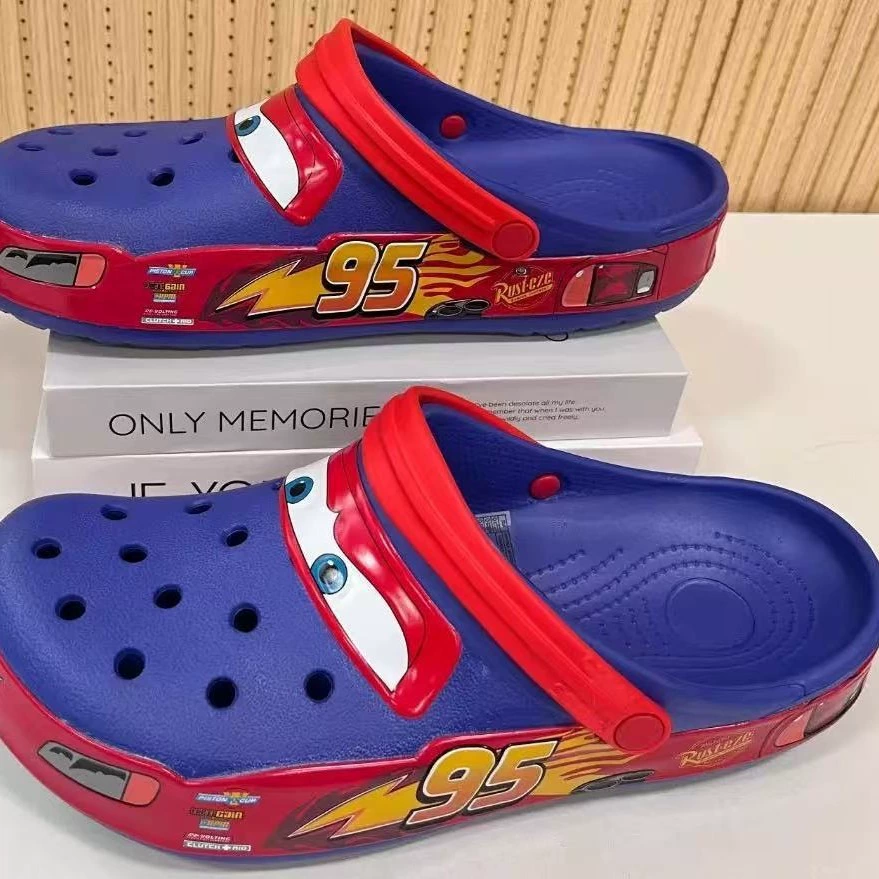 2025 Готовы к стоку McQueen 95 Car Crocs Garden Shoes Модные и универсальные открытые дышащие повседневные сандалии