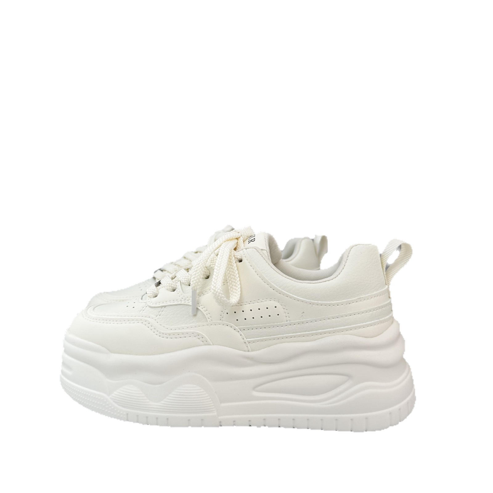 Muffin con una base gruesa aumentando la altura de los zapatos blancos de otoño de 2025 nuevos zapatos casuales de nicho para mujeres zapatos de skate de moda universal