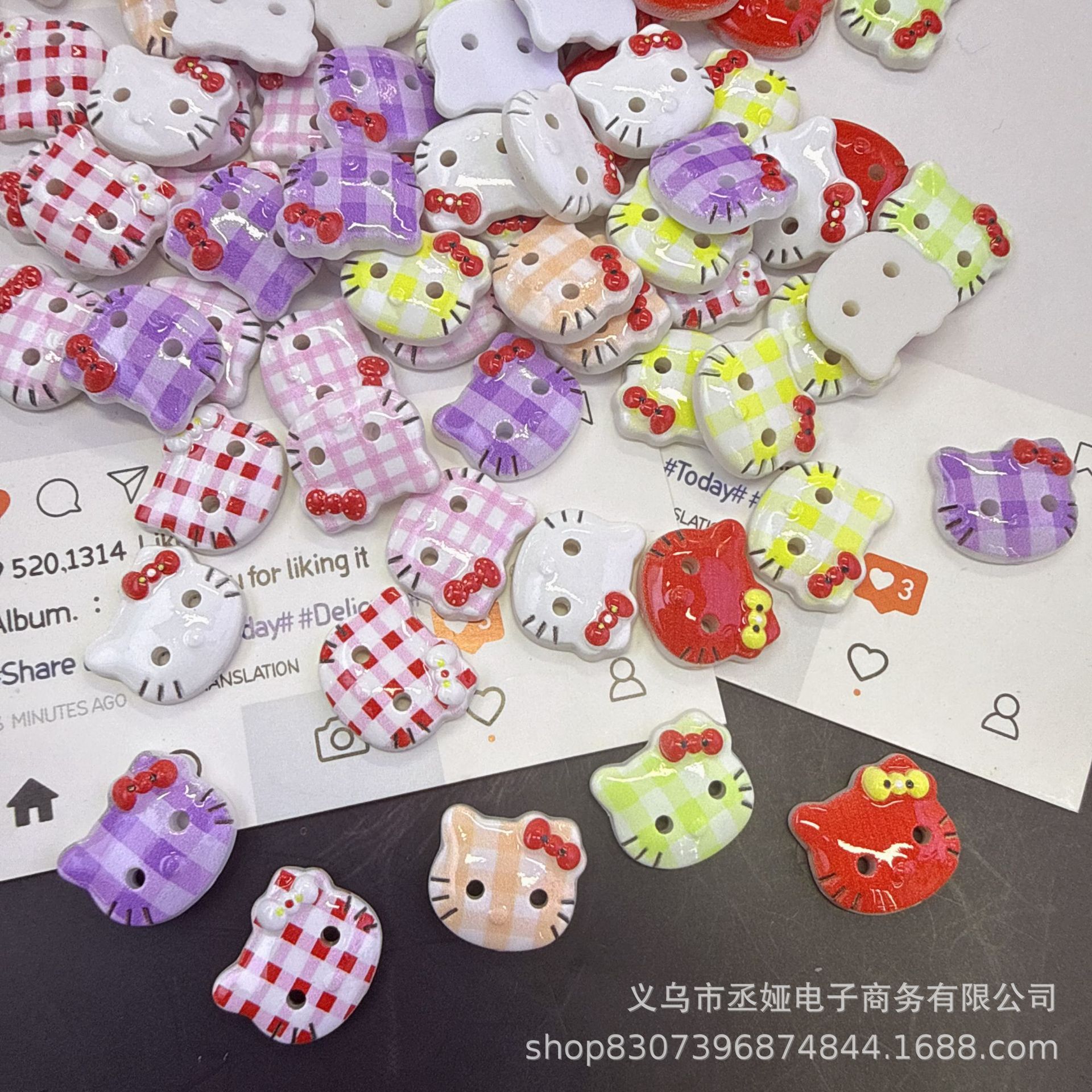 彩色格纹印花KT猫两眼纽扣童装女装衬衫娃衣DIY材料针织衫装饰扣