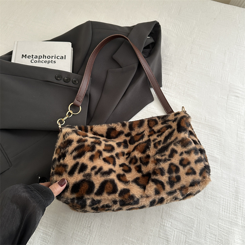 Bolsas de peluche de moda estampadas de leopardo 2024 nuevas sensaciones de alto nivel de un hombro casual bajo una gran capacidad de bolsas de lana extranjera