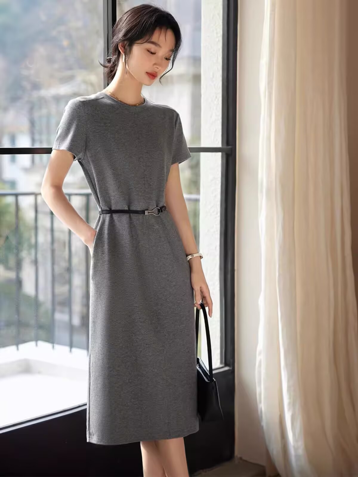 Đầm nữ cổ tròn tay ngắn dáng suông, có dây lưng thon gọn eo — xám