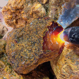 天然马达加斯加红玛瑙原石摆件玉石俏色冰透奇石原生态观赏石毛料