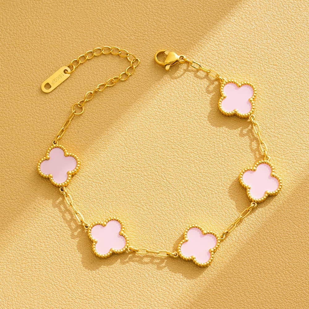 Pulsera de trébol de acero titanium vendedora caliente transfronteriza europea y americana con incrustaciones de concha pulsera colgante pulsera de diseño avanzado sin desvanecimiento al por mayor