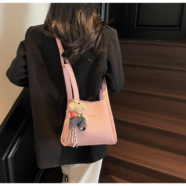 This year's popular bags for ladies are the 2025 new Korean-style simple and versatile crossbody bag and the retro commuting hand-held bucket bag undefined