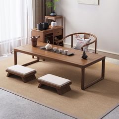 木造の日本式の茶台の畳の茶卓のベランダの小さいお茶のいくつかの窓の低いテーブルの禅意は簡単で美しいです。