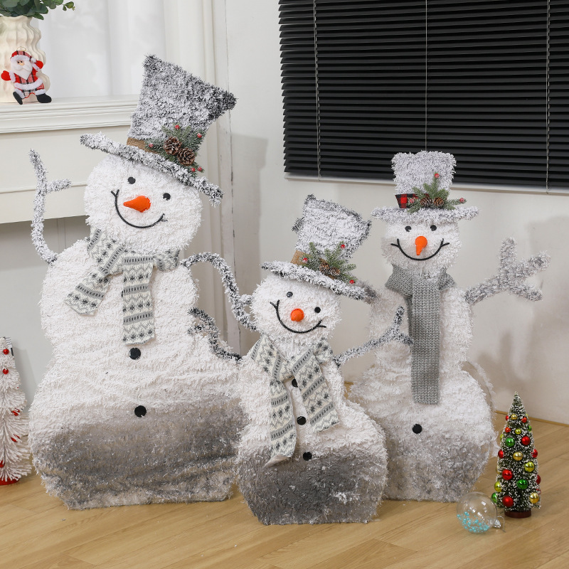 クリスマスの光る白い植毛雪だるまのショーウインドーのデパートのホテルの装飾品のシーンは祝日の美しい陳の置物を配置します。|undefined