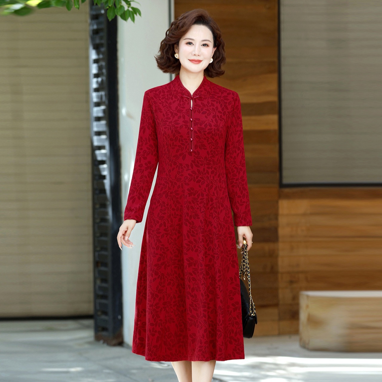 春秋装长袖妈妈装连衣裙中老年时尚洋气中长款过膝休闲裙子红色
