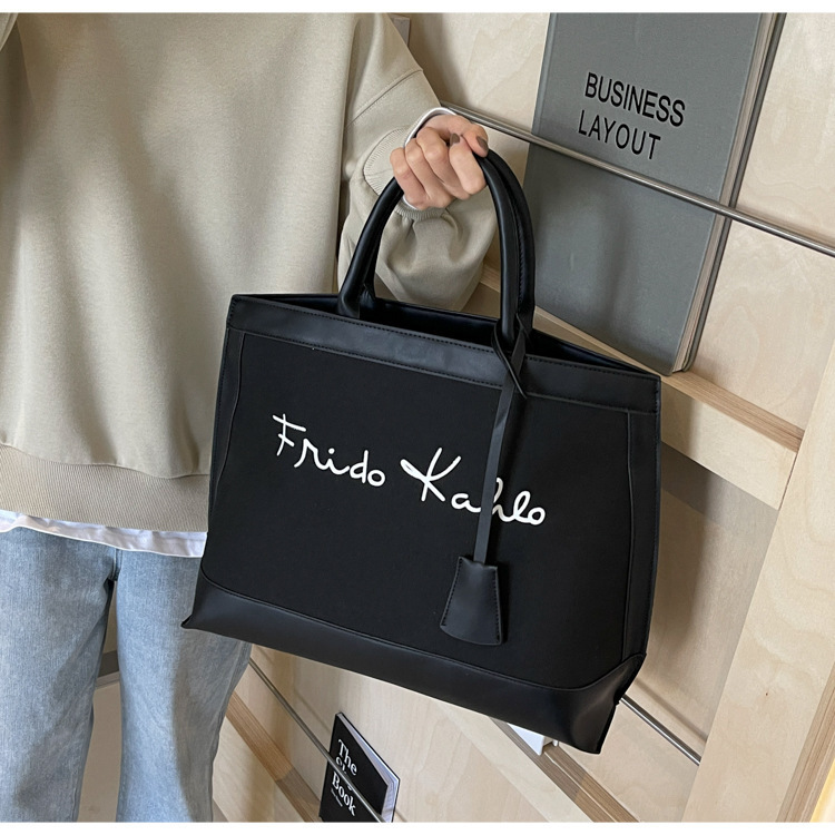 Bolso portátil retro de alta gama de gran capacidad para mujer 2024 nuevo estilo de moda lona contraste color viajero bolso de un solo hombro