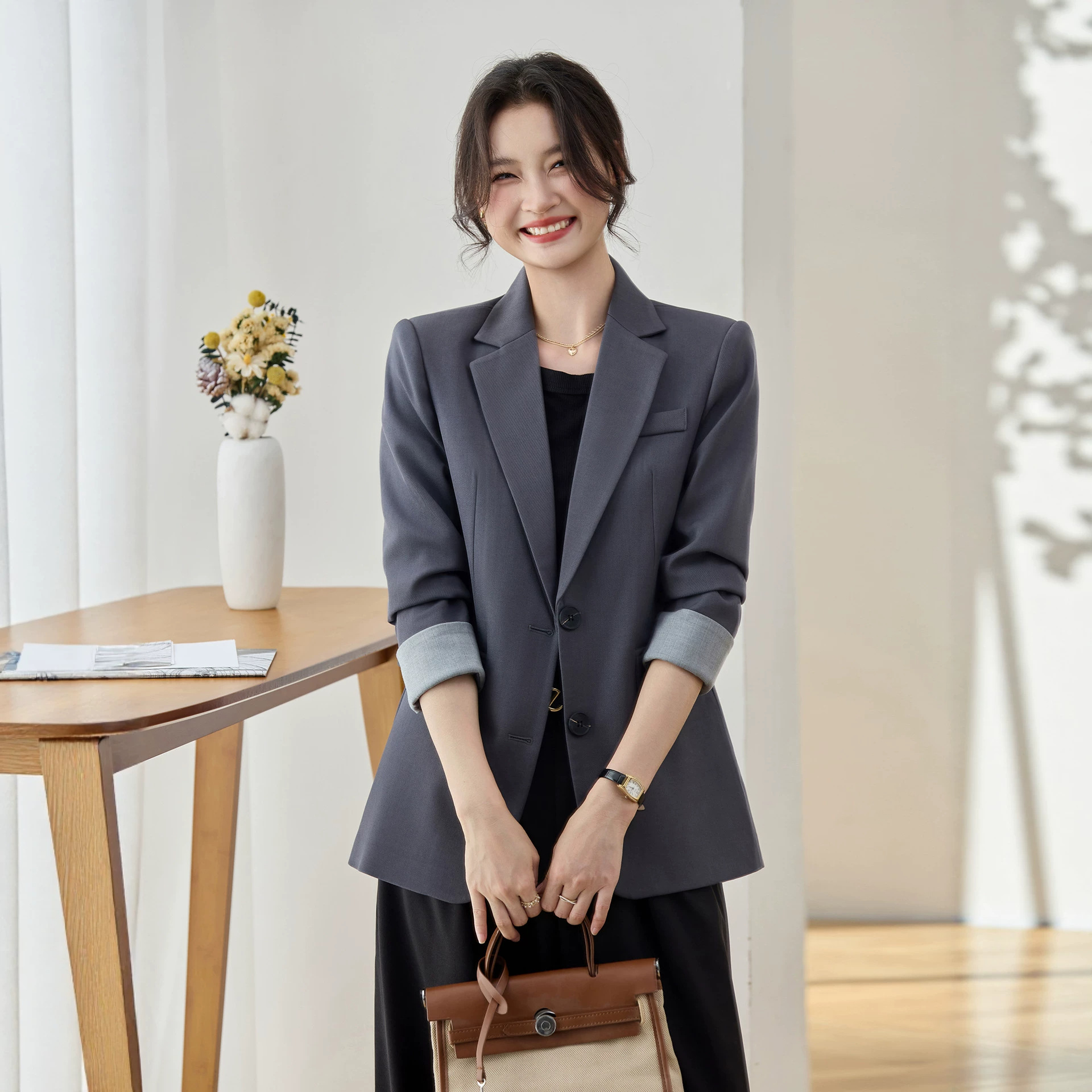 Women's grey suit jacket, new spring and autumn style, fashionable Korean style, elegant and casual, suitable for petite women.