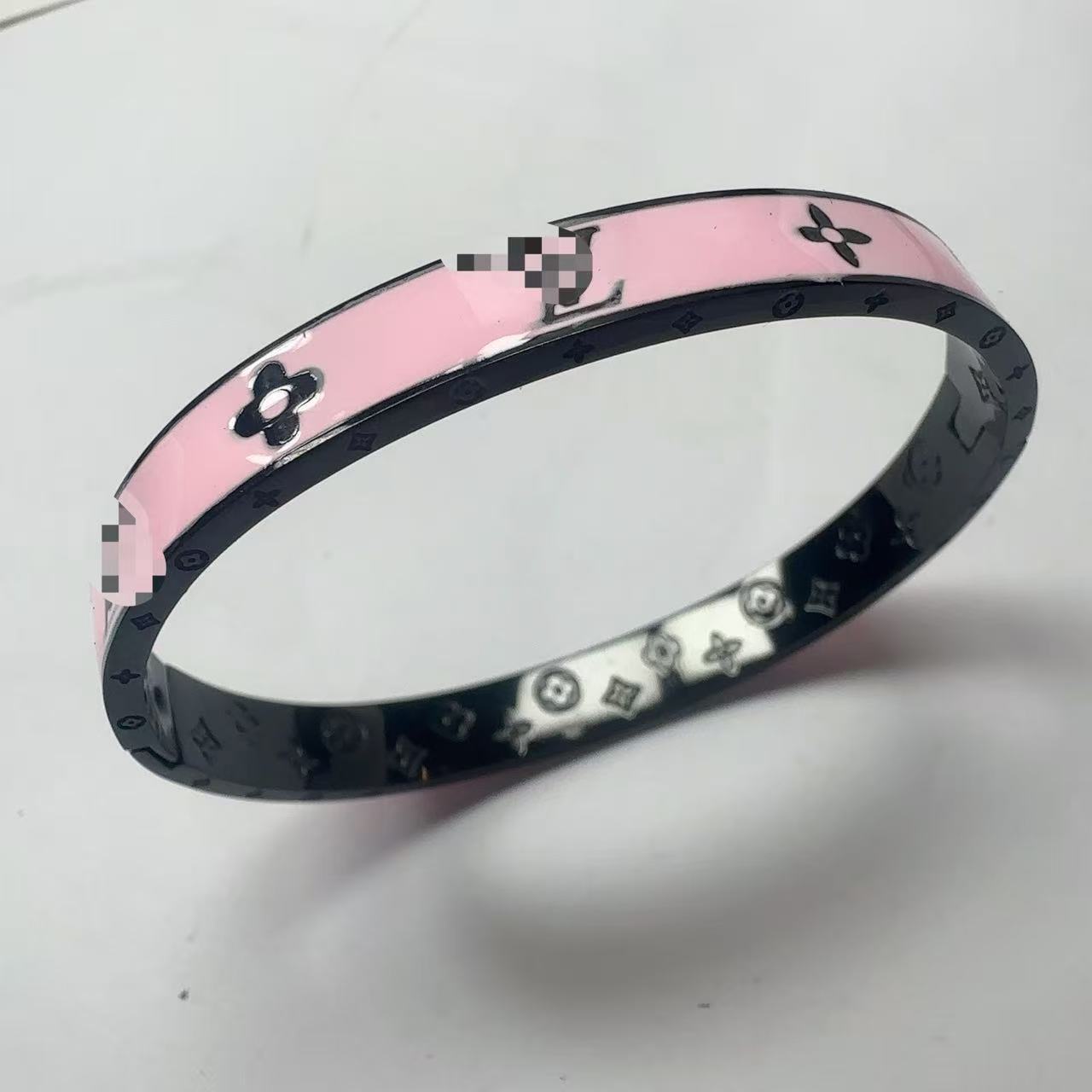 2025 新しいヨーロッパとアメリカのビッグブランドチタン鋼ブレスレット非退色ステンレス鋼ブレスレットバックルオープニングハンドジュエリー卸売