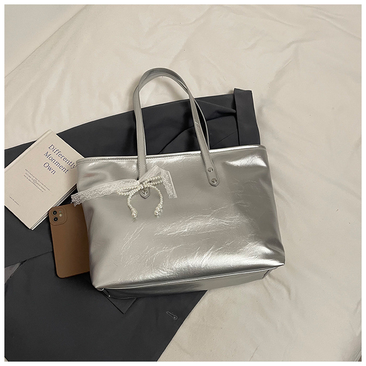 The 2025 summer new stylish and simple tote bag is a casual and trendy large-capacity tote bag with a niche design for women undefined