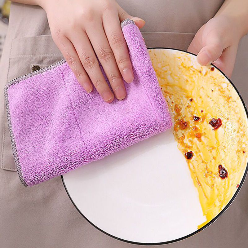 雑巾の皿洗い布は二重に厚くなって油汚れ台所用品のテーブルクロスを拭いて吸水して毛が落ちないのは油をつけない清潔な布である|undefined