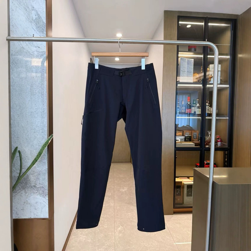 Autumn Men's New Windproof Softshell Pants with Rubberized Lining, Ykk Zipper, Exquisite Embroidery, and Textured Casual Pants Autumn Men's New Windproof Softshell Pants with Rubberized Lining, Ykk Zipper, Exquisite Embroidery, and Textured Casual Pants