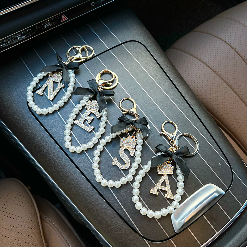 Nuevo arco de aleación de cadena de perlas letras llavero de diamantes llavero de automóviles generales bolsa colgante decoración