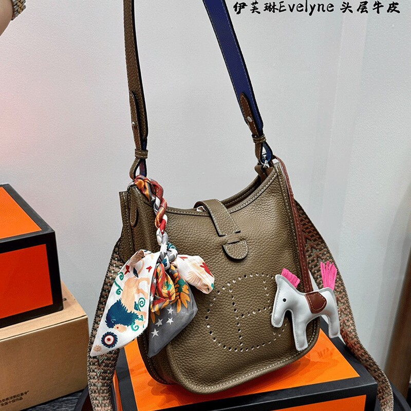 First Layer Cowhide Mini Evelyne Crossbody Bag Wide Shoulder Strap Shoulder Bag Pebbled Elephant Gray Women's Bag