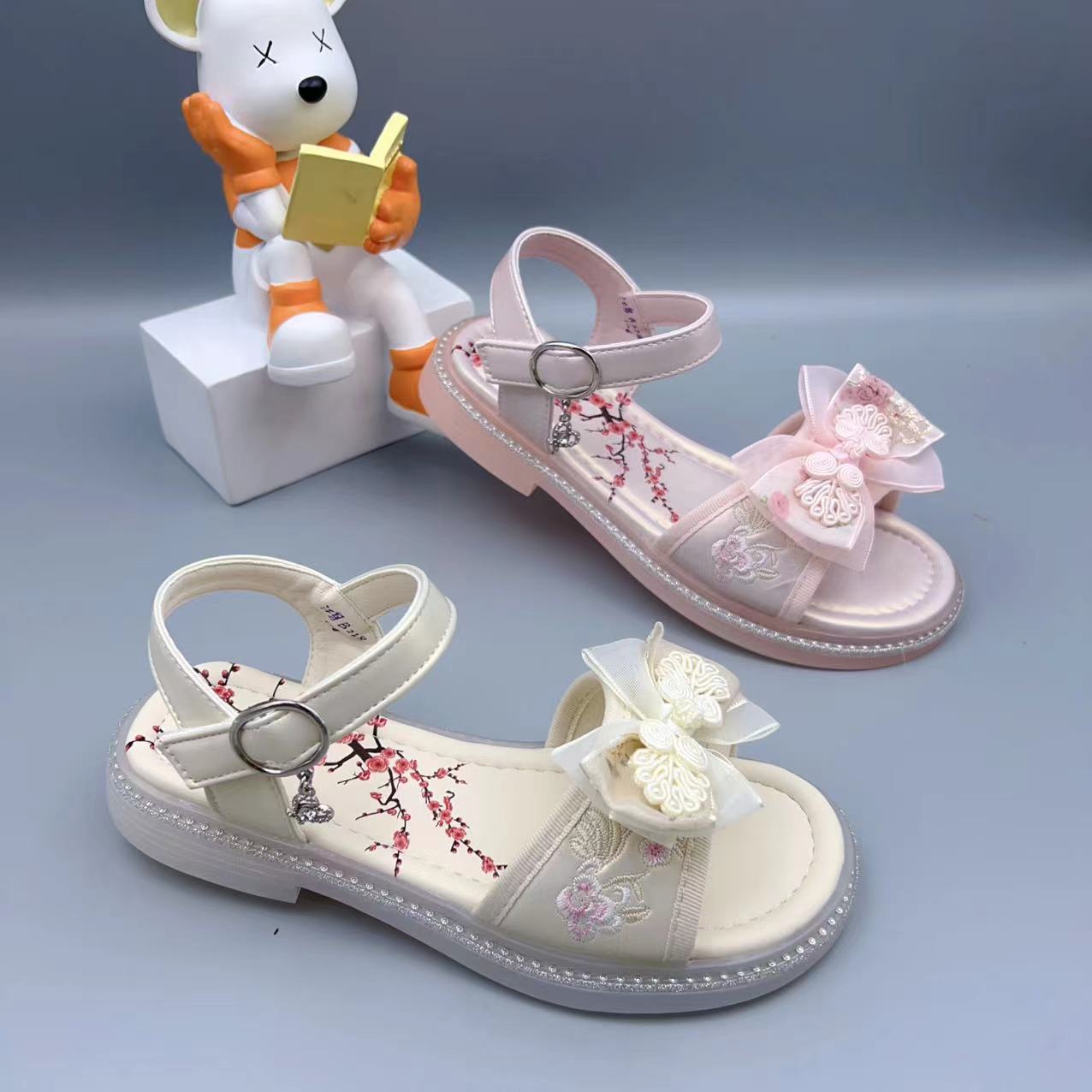 Girls 2025 Summer New National Style Embroidered Sandals Girls Bow Princess Sandals Big Kids New Beach Shoes