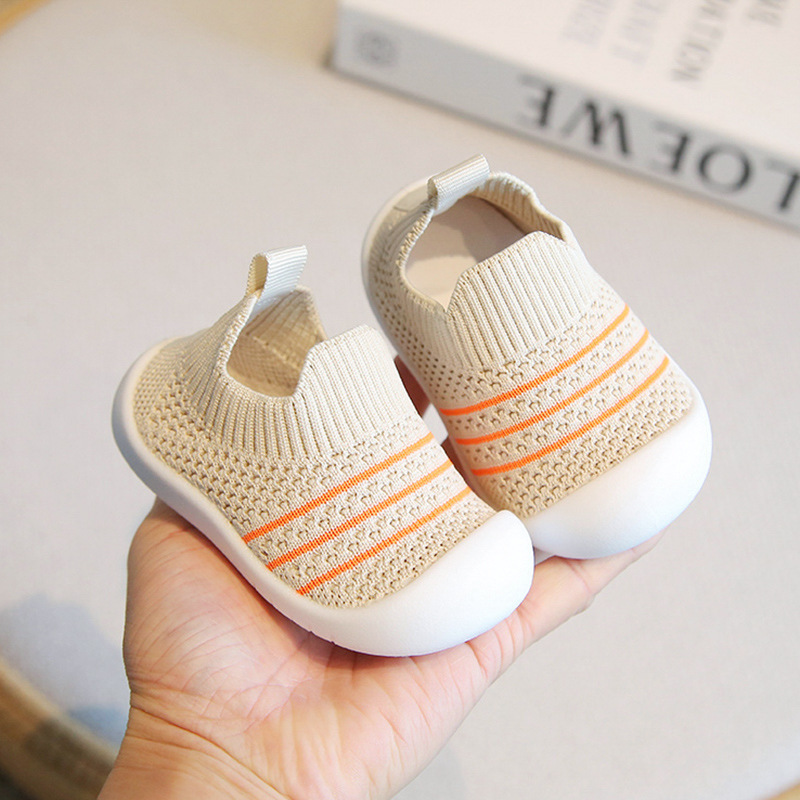 Zapatos de bebé zapatos de bebé de suela blanda zapatos deportivos antideslizantes transpirables de todo fósforo primavera y otoño nuevos zapatos de moda para niños al por mayor