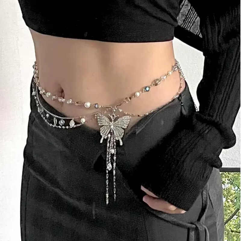 蝶の金属の腰のチェーンの女性は腰を収めてやせています。|undefined