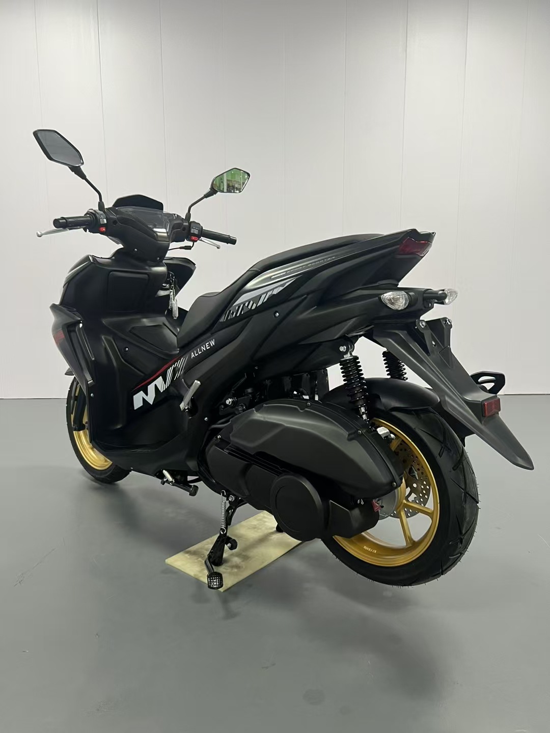 Factory Direct Sales Nvx Fuel-Powered Motorcycle Adult Mobility Scooter 150Cc Large-Displacement Street Bike Motorcycle