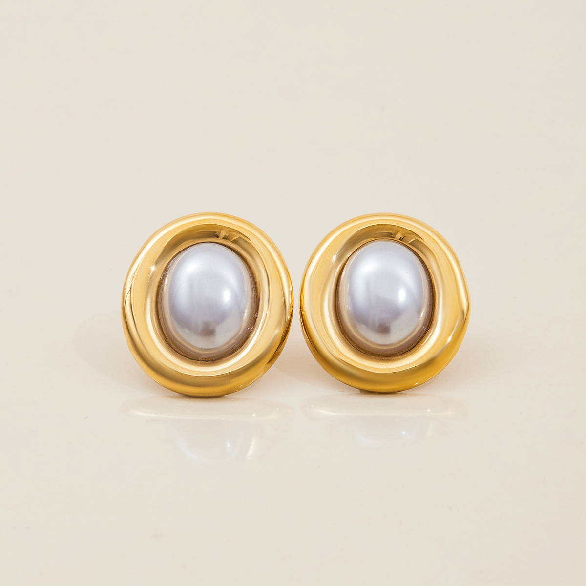 Pendientes de perlas retro de acero inoxidable Jieding Pendientes de alta gama de lujo ligero para mujer Pendientes que no se desvanece Joyas de acero de titanio transfronterizo