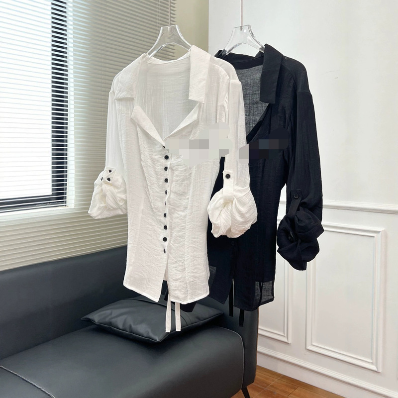 26 Years of New Styles: Pleated Texture V-Neck Relaxed Style Shirt with a Lazy, High-End Feel, Paired with Jeans and Dress Pants