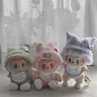 Комплект для куклы 17 см: шапка и нагрудник из плюша