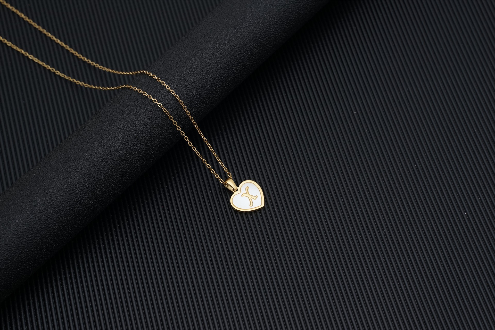 Europa y América 18K oro amor clavícula cadena de las mujeres de acero inoxidable corazón blanco madre colgante 26 letras titanio acero collar