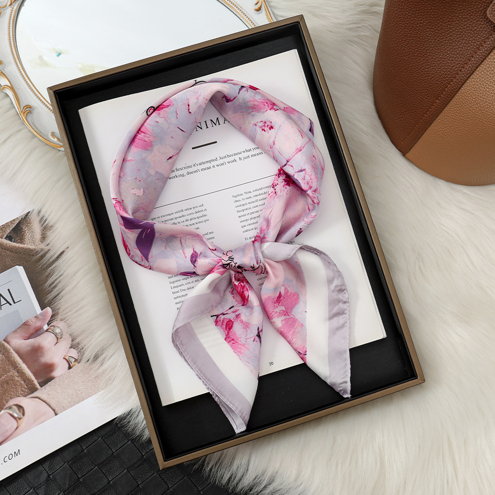 Pequeña impresión fresca 70 bufanda de seda de imitación temperamento babero de mujer de viaje plantas de todo fósforo bufanda cuadrada de flores mujeres al por mayor