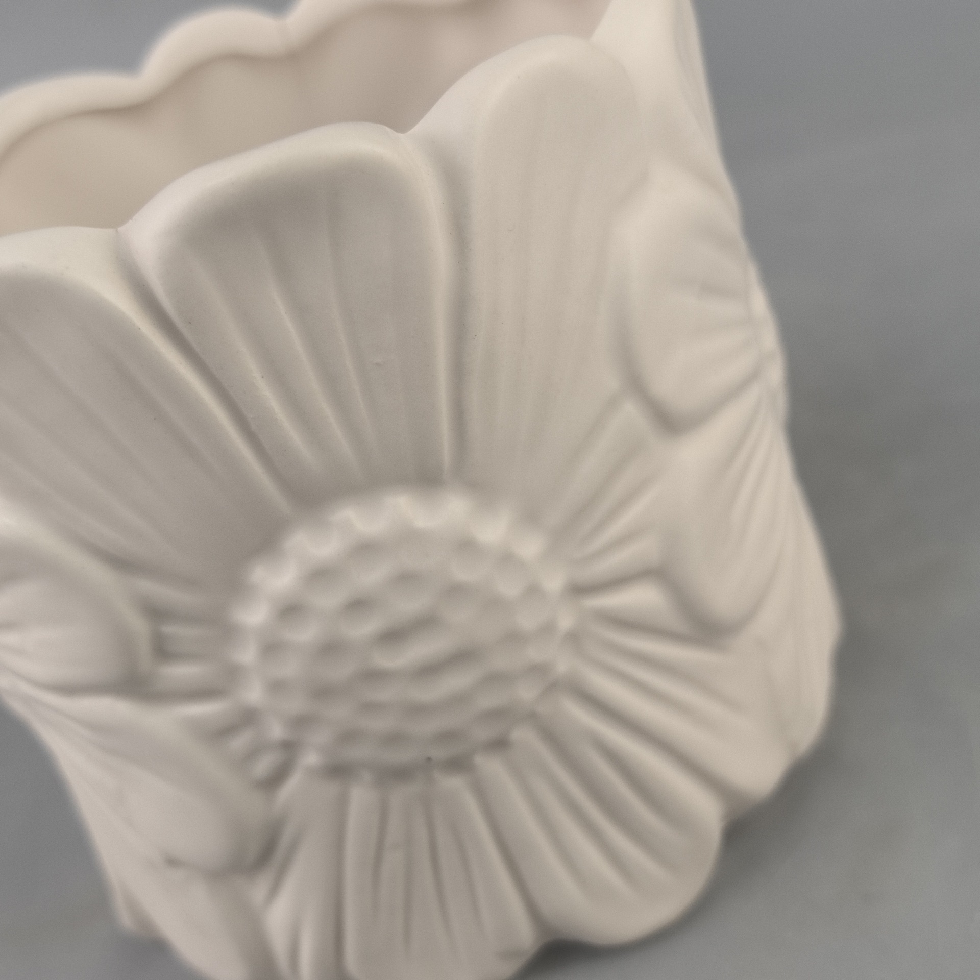 Cerámica blanca pura flor en relieve jarrón de flores de alto nivel de arte francés inswind ornamentos creativos jarrón de flores transfronterizos
