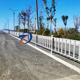道路市政护栏厂家 城市交通隔离栏杆 马路中央分隔道路护栏定制