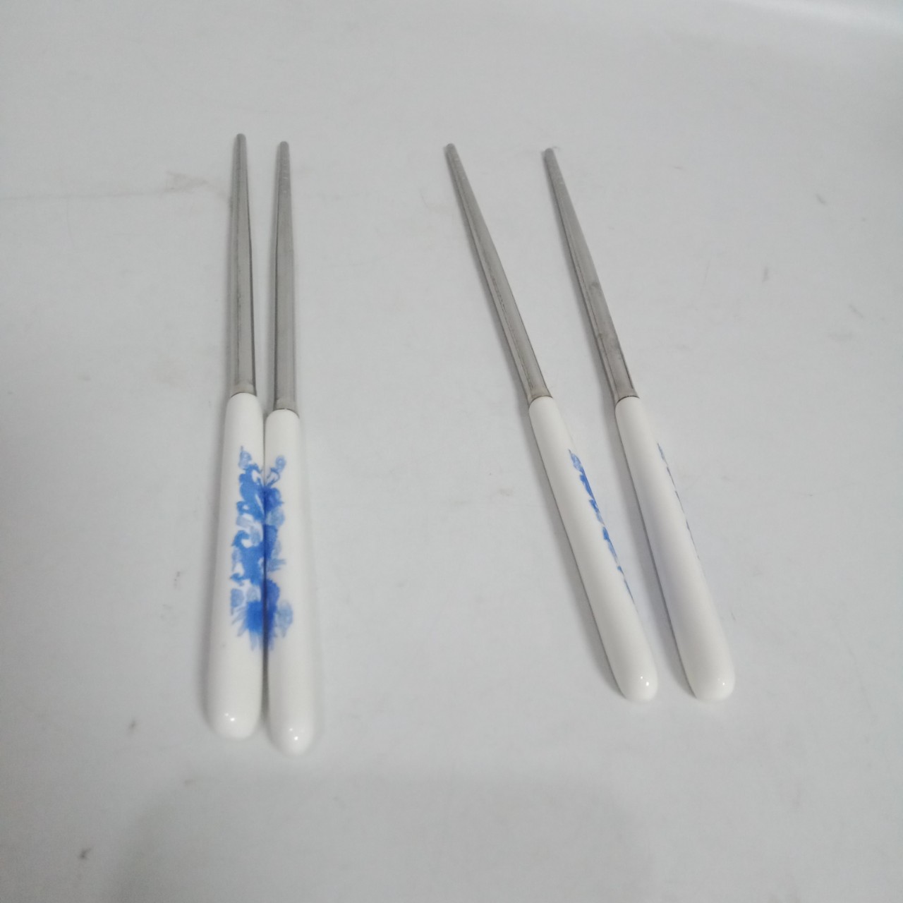 Leuke, draagbare eetstokjes van roestvrij staal met keramische handvatten, perfect voor studenten._voghion.com