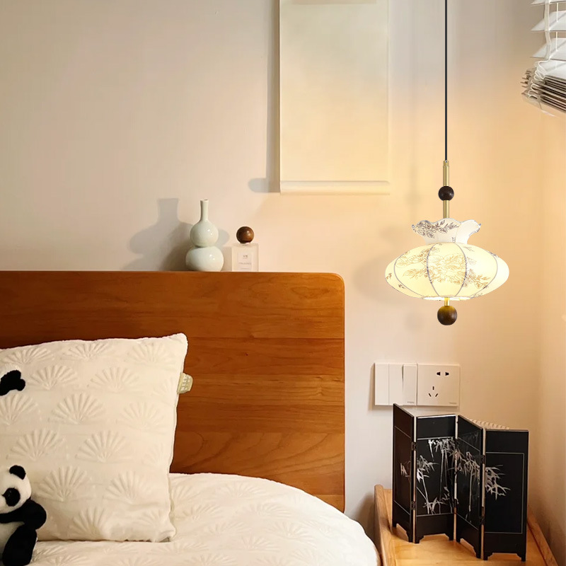 Araña de dormitorio retro de estilo francés, patrón de tela, restaurante medieval, madera maciza Nanyang, viento silencioso, luz principal de la habitación cálida