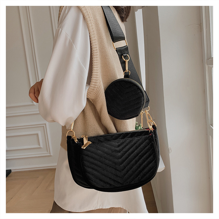 2021 New Autumn And Winter Gold Velvet One-shoulder Wide Shoulder Strap Bag Fashion Casual Messenger Small Bag display picture 15