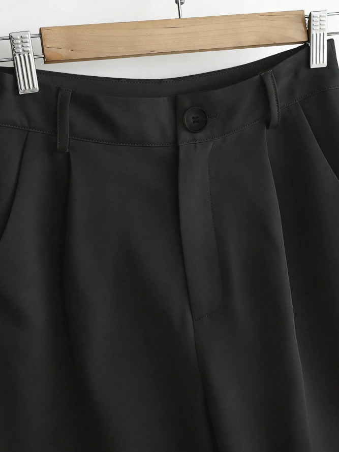 Las mujeres se sienten cómodas, casuales y de moda con trajes y pantalones sólidos. image 4