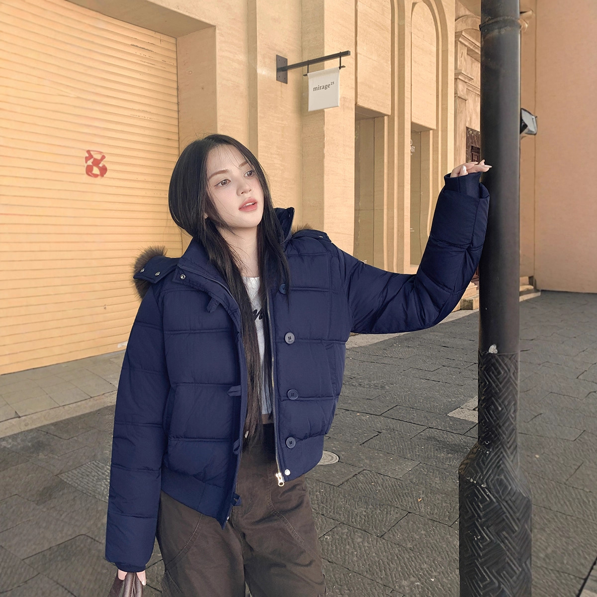 여성을위한 겨울 대형 모피 칼라 후드 짧은 다운 재킷 2025 인기있는 스타일 하이 엔드 슬리밍 따뜻한 작은 면화 패딩 재킷