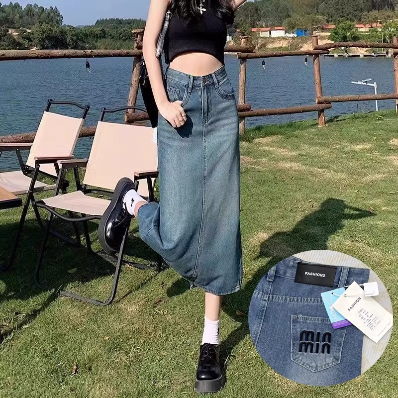 Chân váy denim nữ xẻ tà sau dáng dài vừa phối màu xanh cổ điển — 845 Soho thêu (xanh cổ điển)
