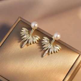 小众设计一款两戴羽毛珍珠秋冬耳环2022年新款天使之翼潮简约耳饰