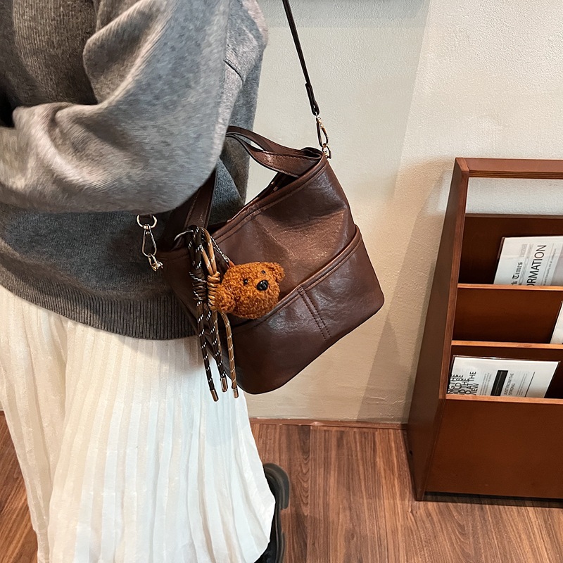 Bolso de moda simple de mujer 2024 nuevo ocio versátil bolso de cubo transfronterizo de color sólido bolso de hombro