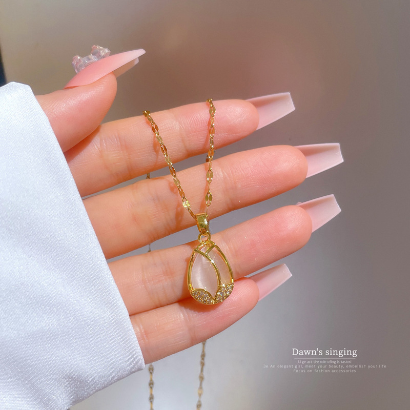 Collier pendentif tulipe opal avec zircon et finition dorée_voghion.com
