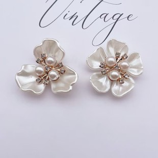 Handmade diy chrysanthemum five-petal flower three-petal flower pearl jewelry accessories simple versatile accessories hair accessories clothing flowers