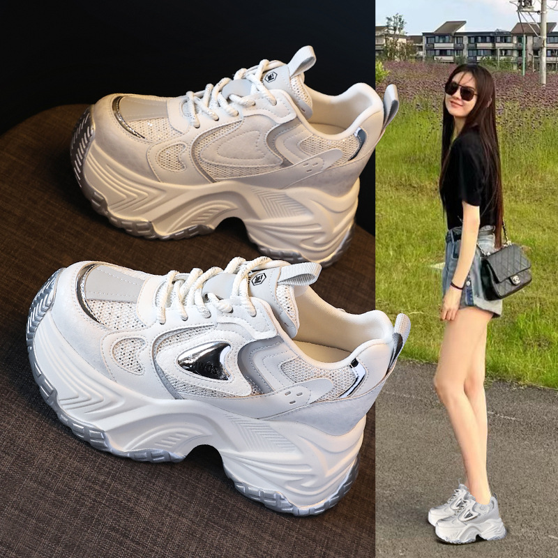 Giày sneaker nữ đế dày độn cao bên trong dáng nhỏ — Màu be