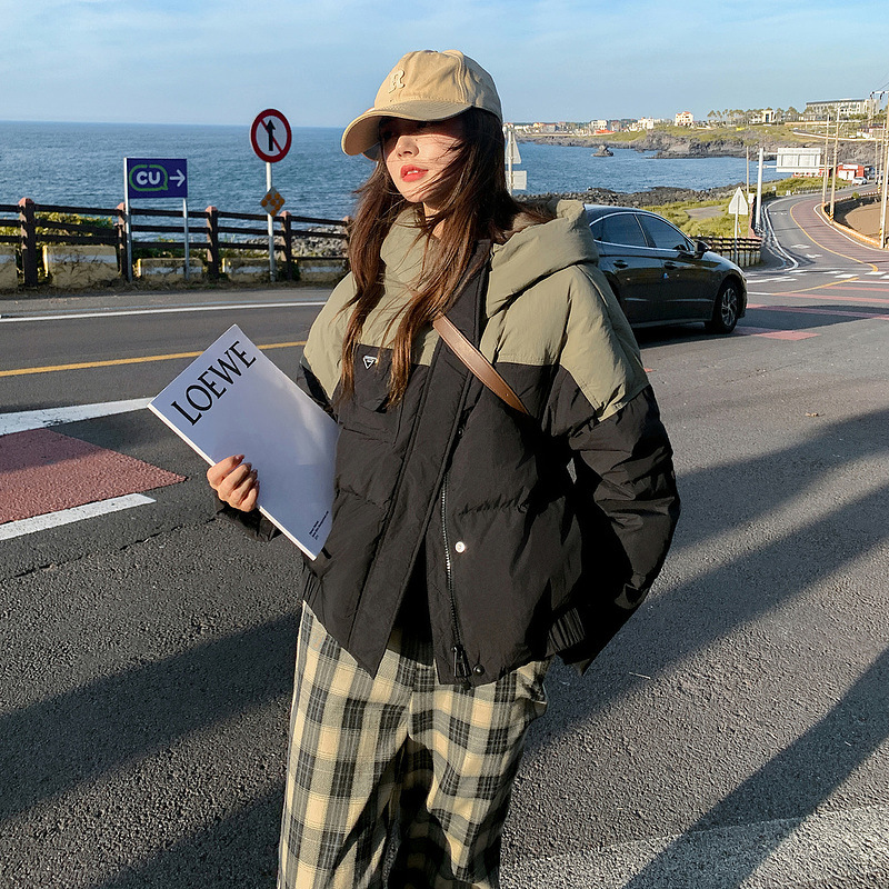 2025 nuevo invierno nuevo algodón mujer corto encapuchado empalme de color contraste grueso chaqueta suelta moda