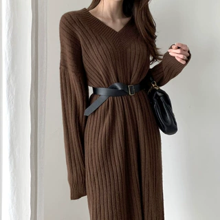高级感针织连衣裙女新款秋冬V领直筒打底过膝中长款百搭毛衣裙
